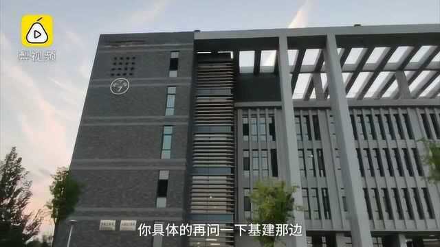 太原学院一教学楼墙砖脱落,砸伤一名过路学生