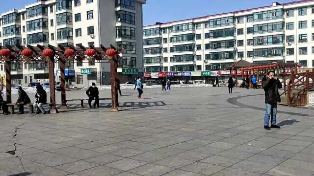 今天天气格外的好,发生什么事情了小区广场这么多人,我去打探一下!