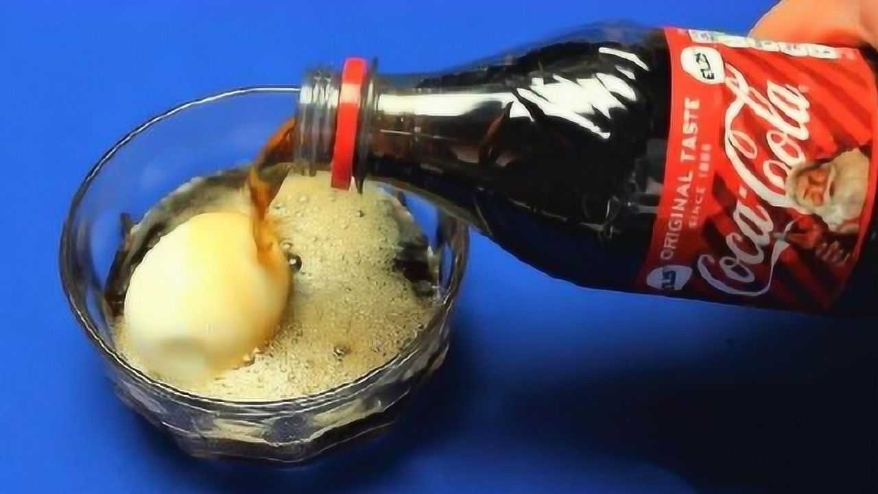 可乐的腐蚀性有多强老外用鸡蛋实验到底发生了什么