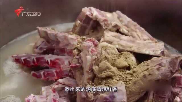 一碗正宗肉骨茶成为新加坡地道美食,真材实料惹人垂涎