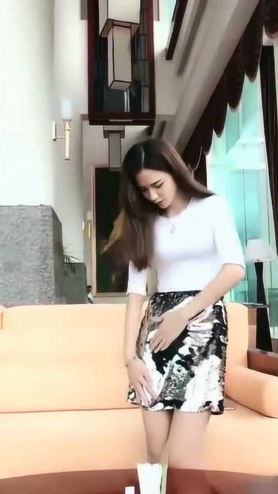 美女大庭广众下换裙子！让刚刚偷偷揩油的大哥吓坏了吧！