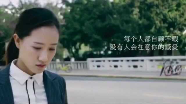 一名女子走进报亭想买本杂志,没想到老板的态度这么差,原因竟然是这样