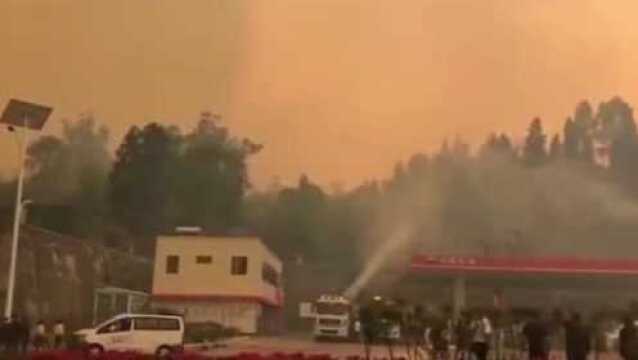 今日下午,四川凉山州西昌市突发森林火灾,大量浓烟顺风飘进了西昌城区