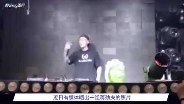 蒋劲夫酒吧做DJ,手臂纹身和大金表格外抢眼