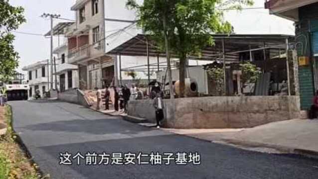 四川达州:达川区至开江县未来高铁站,道路升级改造开始铺沥青了