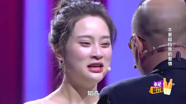 爸爸现场剥糖给女儿吃,好久都没感受过父女之间的爱了,感动!