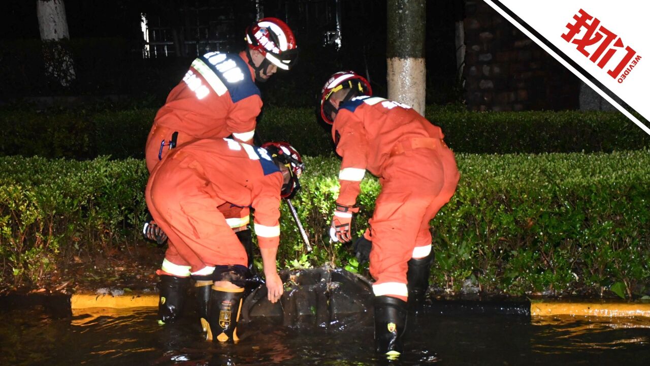 云南曲靖遭暴雨致城区内涝 实拍消防员连夜排涝抢险