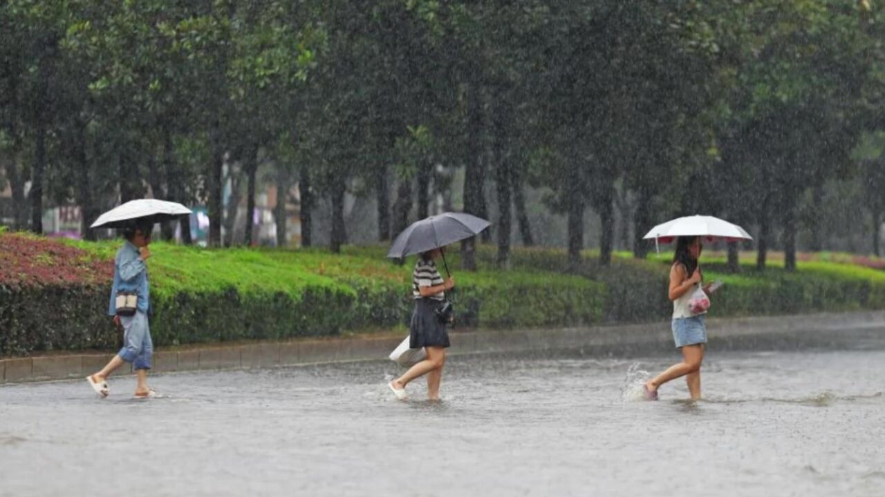 梅雨来势猛,今年首个暴雨红色预警发布,为什么梅雨量年际变化大?