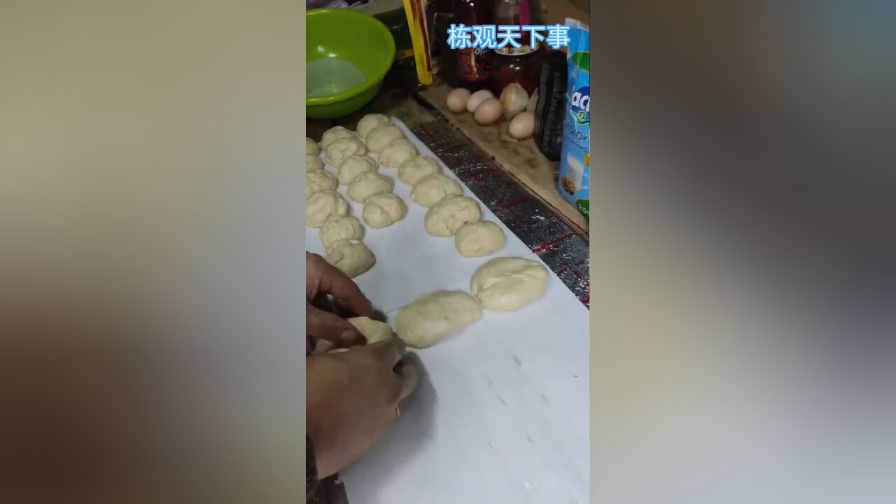 乌军正在制作饺子,乌克兰的饺子与中国饺子差别很大,面皮厚,馅少,一般配酸奶油一起吃.