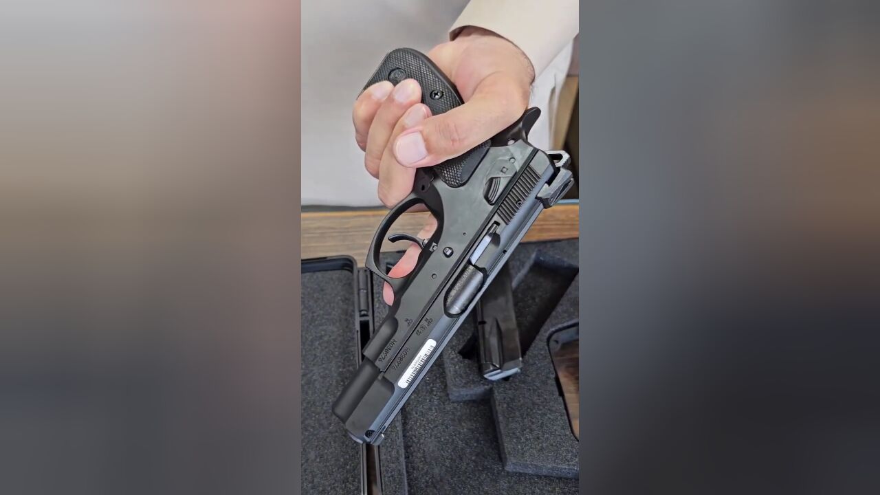 CZ75B型半自动 握把采用海狸尾设计 具有可靠性和耐用性 深受用户欢迎