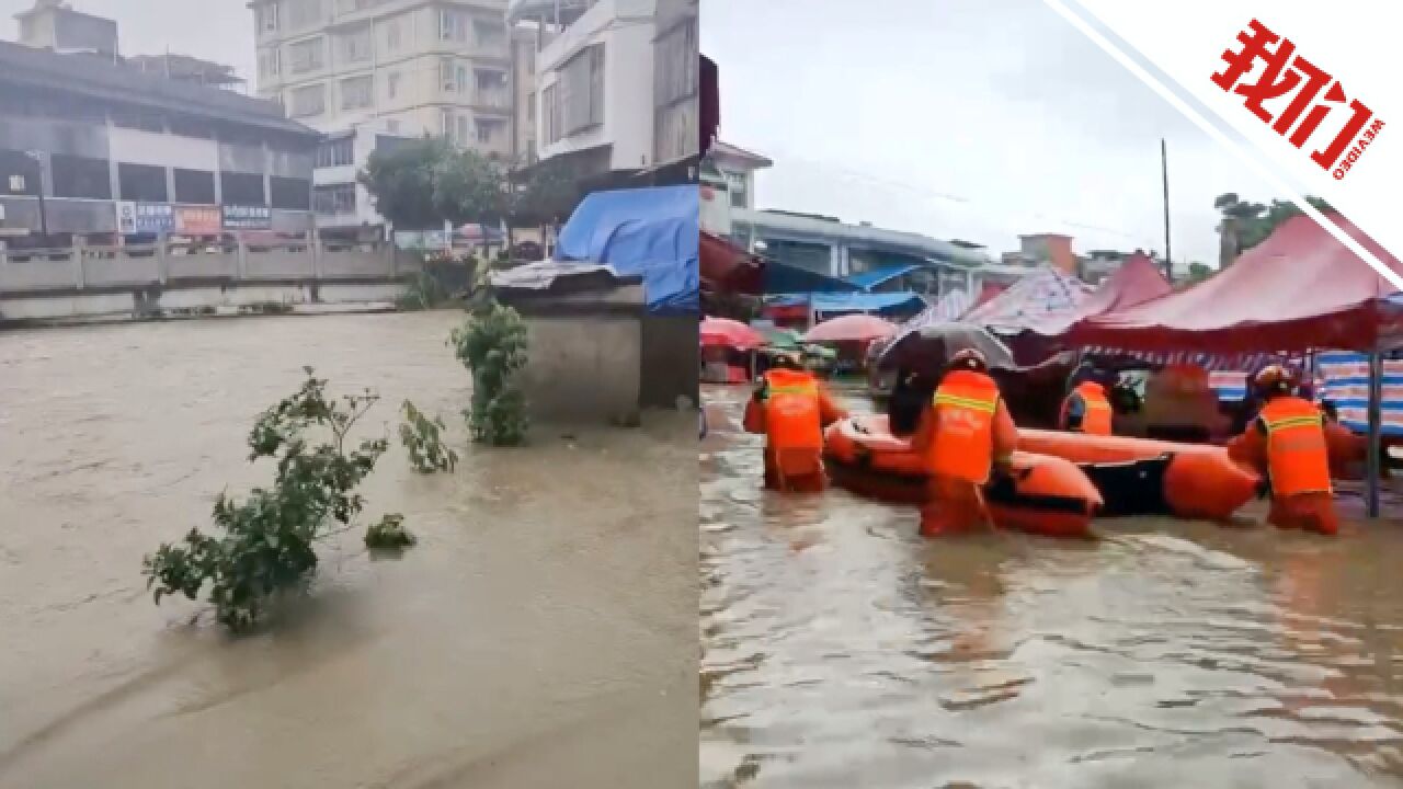 湖南汝城强降雨:多条街道出现内涝 消防皮划艇转移被困居民