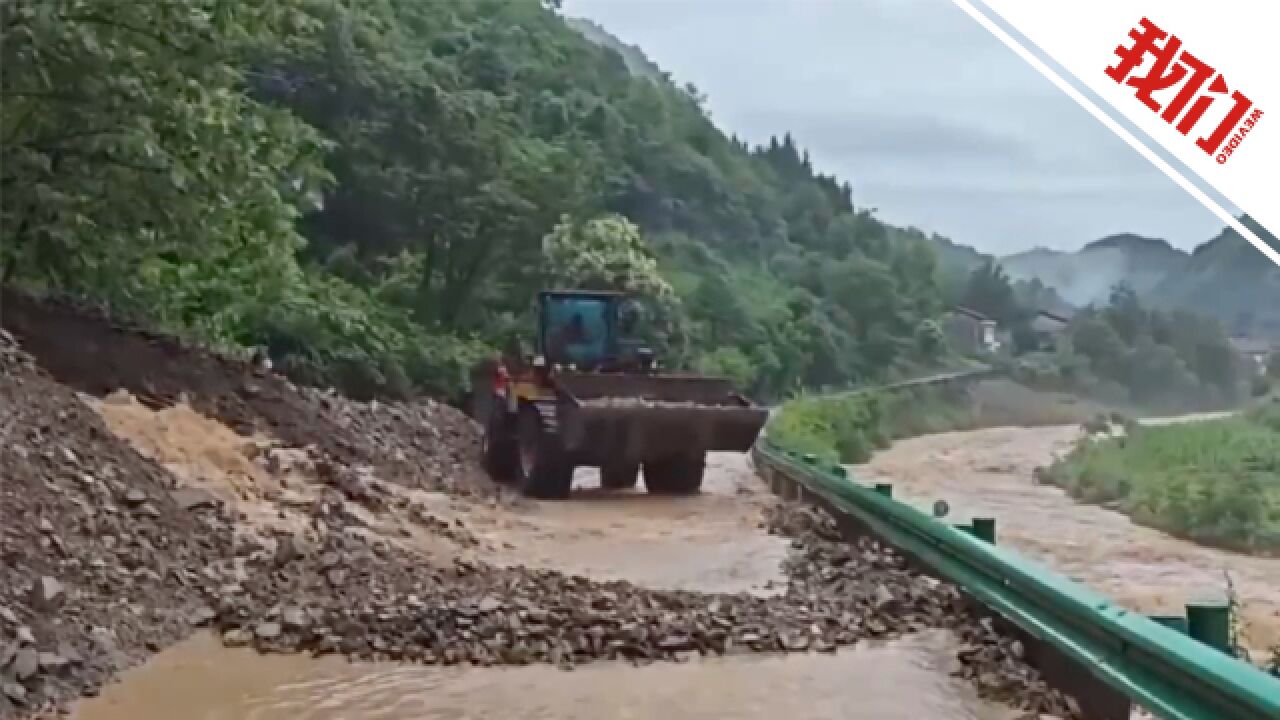 陕西镇巴县强降雨致223条道路受损:百余台大型机械已抢通77条