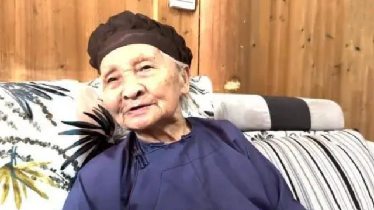 热泪盈眶!94岁老人为村超捐钱,89岁老人现场助威,85岁老人摄影