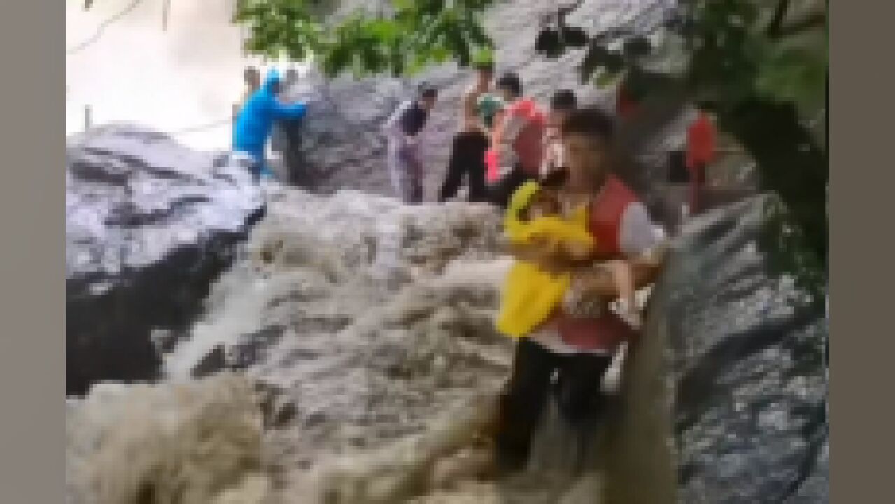 连云港景区遭袭击暴雨,导致游客被困,工作人员冒险救助