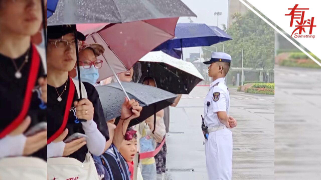 军营表演突发暴雨 香港市民自发为官兵撑伞 网友:被这一幕暖到了