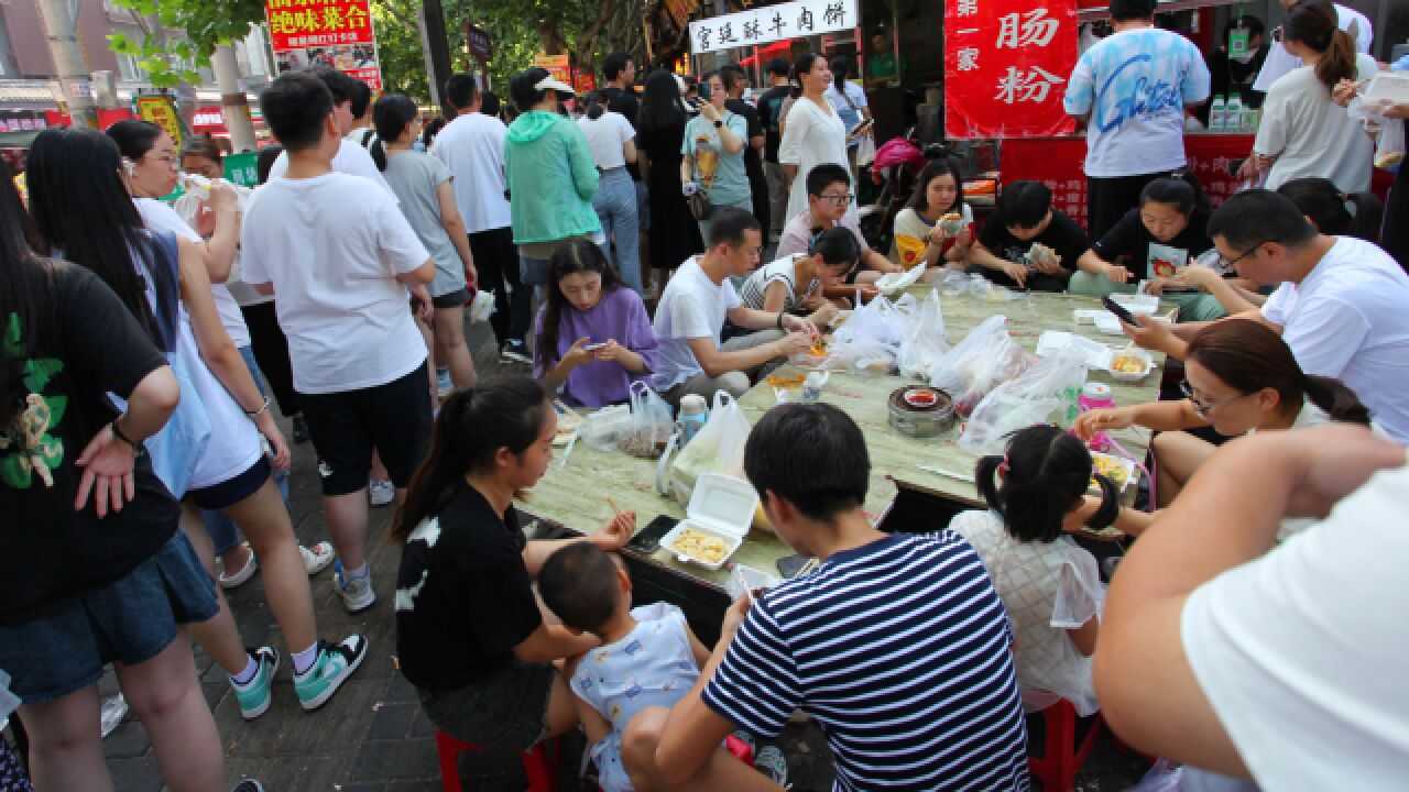 高温天西安小南门早市更火爆,市民游客吃早餐场面壮观,烟火气浓