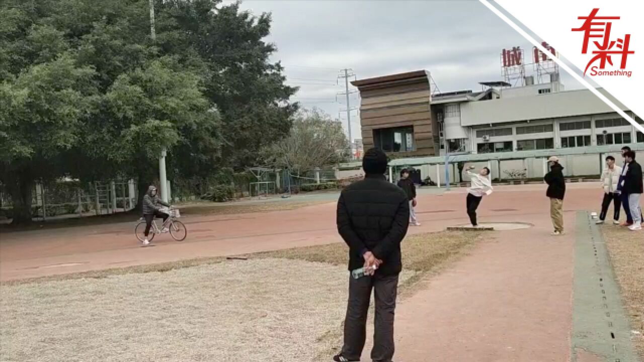 好险!学生抛铅球出现失误 老师反应及时躲过一劫