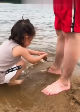 这个小女孩真的可爱极了，绝对亲生的，居然要给爸爸脚丫消毒