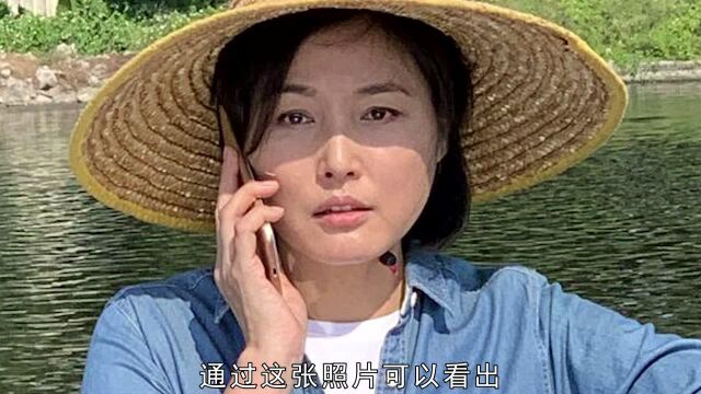 粉红女郎张延近照曝光,49岁宛如少女,回农村探亲菜园喂鸡接地气