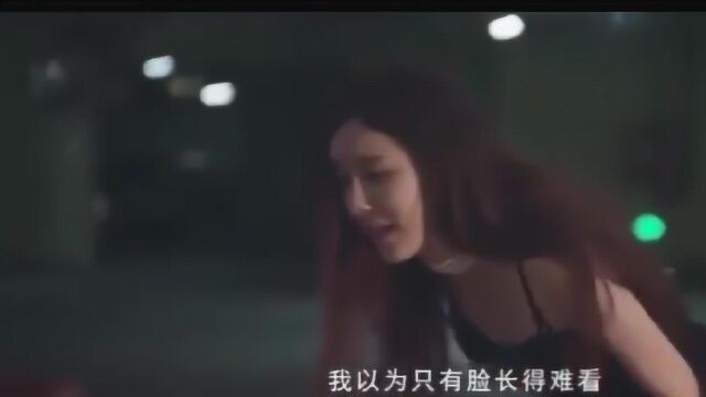 5位美女殴打一个女人,扒光衣服进行拍照侮辱,太残忍了!