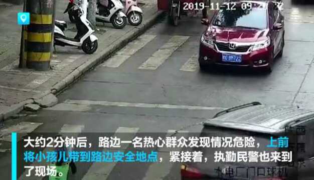 石泉2岁半萌娃街上“开车”民警护航找到粗心爸妈