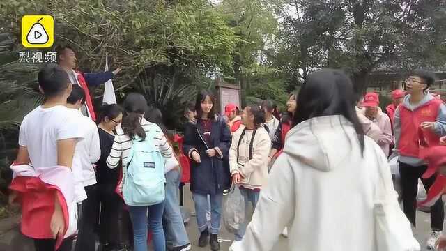 学习公益两不误!大二女生随身携带口袋书,边捡垃圾边记单词