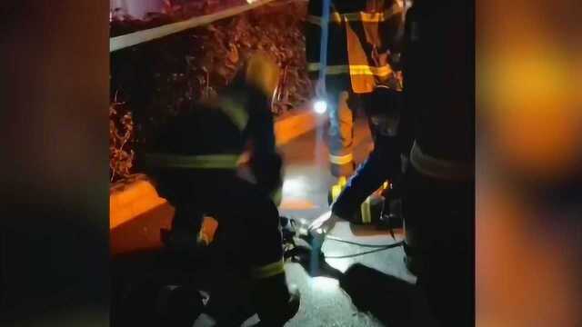 长沙一小区电井凌晨突然起火,2人送医无效死亡