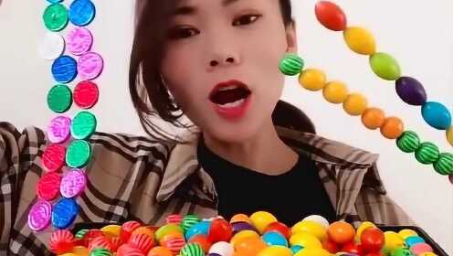 美女直播吃泡泡糖,这么多的糖果,一口下去是幸福的味道 - 腾讯视频