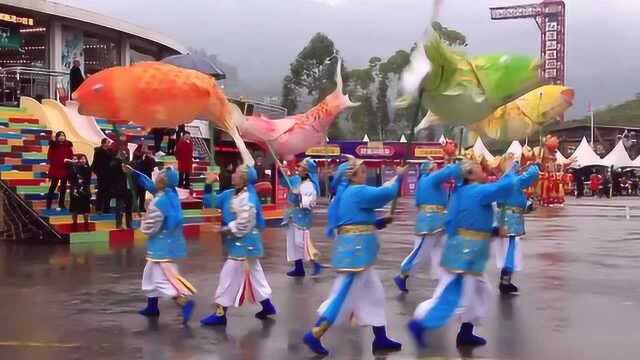 喜庆!龙腾鱼跃迎新年,重庆红酒小镇举行非遗巡游表演