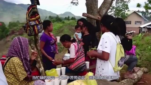 农民工工棚男女混住,夜晚夫妻生活毫无隐私,网友:习惯就好