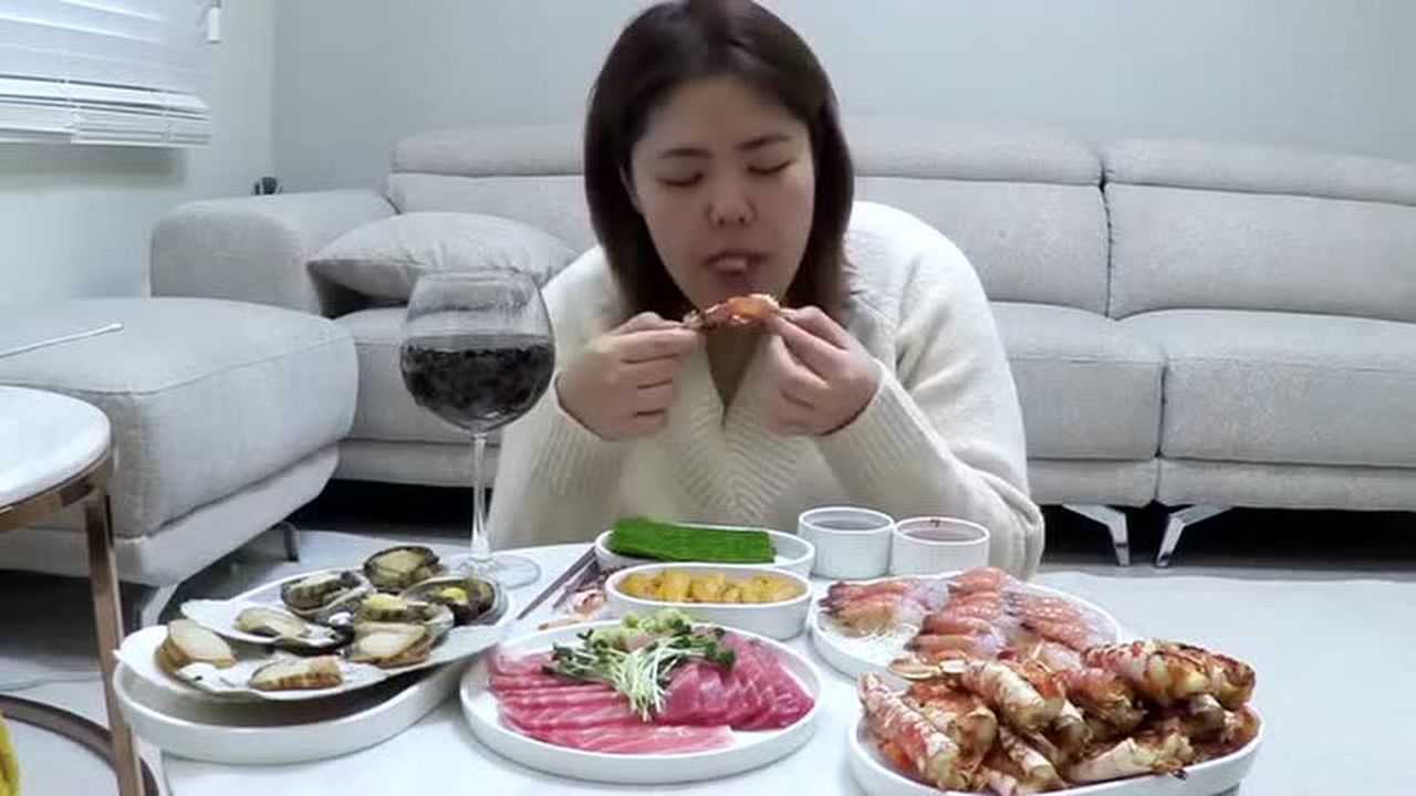 韩国秀彬吃播海鲜大餐配可乐满满食欲