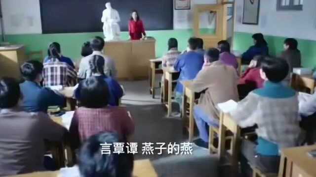 美女老师下乡教美术课,红裙飘飘惊艳众人,学生看得移不开眼