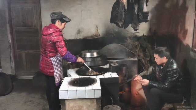 很多网友买了蕨粑粉不会弄,妈妈用腊肉这样炒,这美味大家吃过吗