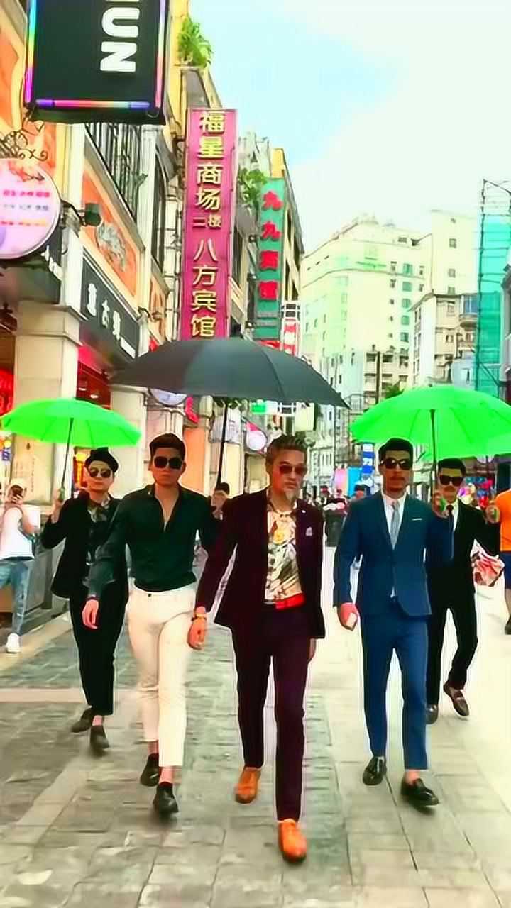 爱钱的都是有钱人大哥为了给员工发工资特意去街头捡瓶子卖