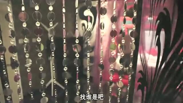 美女宾馆陪老董,被老公当场抓到,一顿暴打