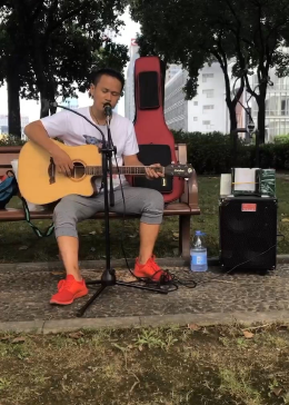 流浪歌手深情演唱谁的眼泪听的心都碎了