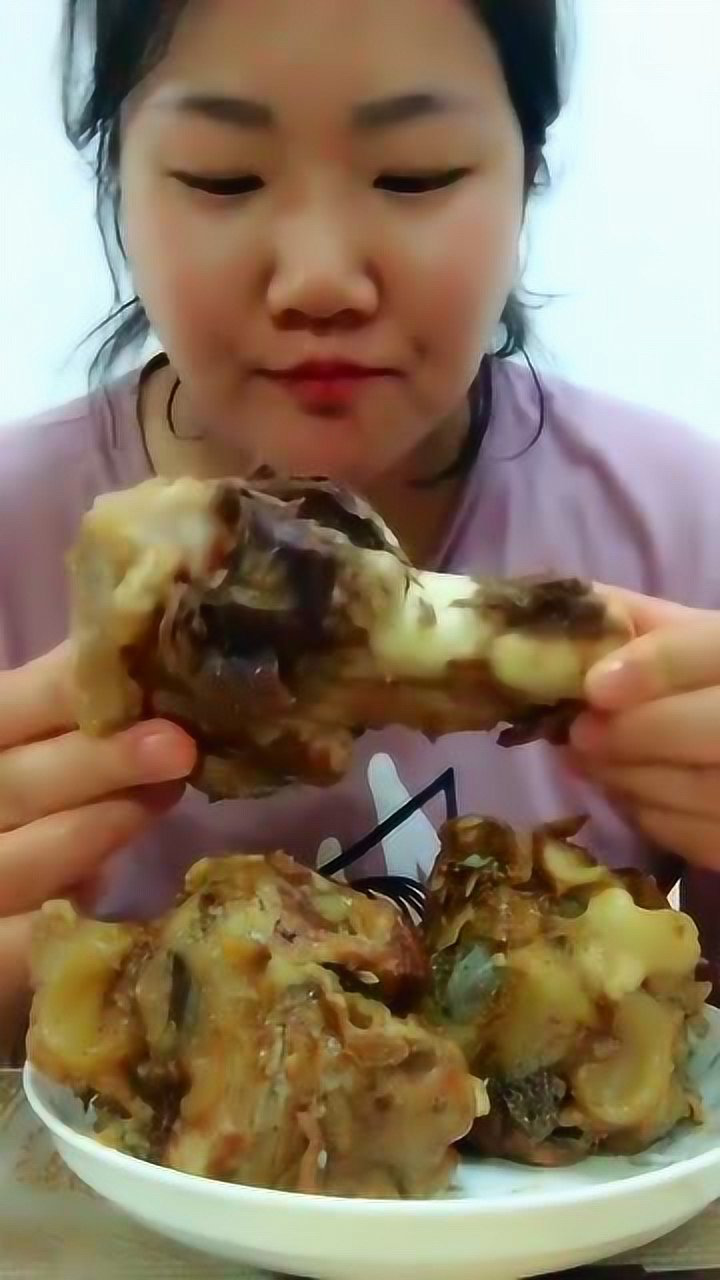妹子直播啃肉骨头这么油腻都能吃的这样香真佩服她的好胃口