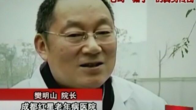 真相:七旬老人身患重病,整天蜗居三轮车内,靠着卖风车艰难度日!