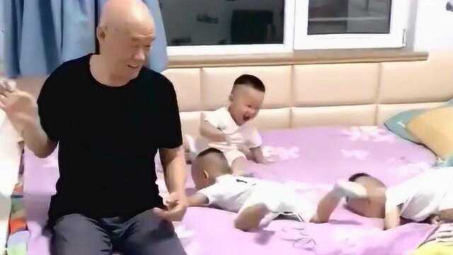 趁爷爷晚上没有睡着,孙子们集体冲了进去,孙子多了也没好处!