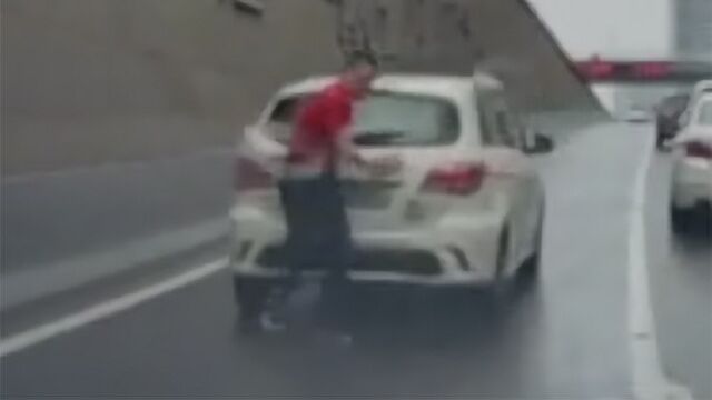 电量耗尽电动汽车“溜了” 车主无奈以身挡车