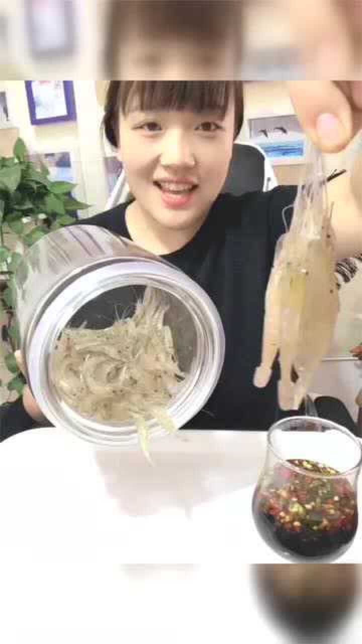 美女直播腌制小白虾据说这虾可以直接生吃不知道真假