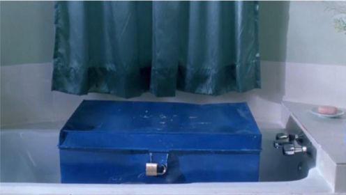 《郎心如铁》：警察在浴室里发现一个奇怪的箱子，打开一看竟然是人
