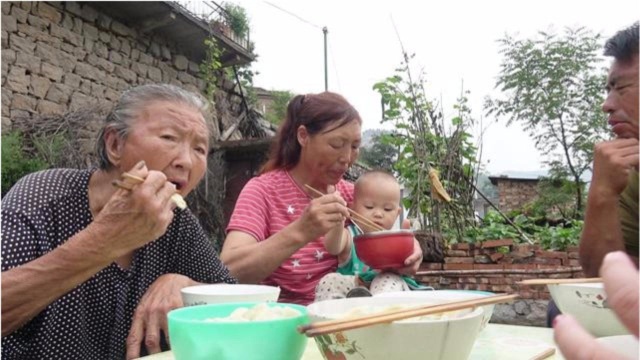 农村阿凯:南瓜馅大饺子?老妈煮一锅,奶奶吃的香!