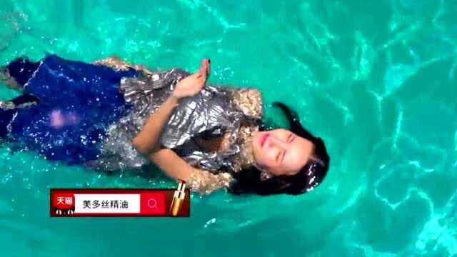 明星游泳名场面,金晨泳衣大秀完美曲线,这身材太让人羡慕