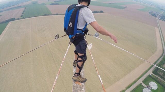 最惊魂的低空跳伞,牛人从160米高铁塔起跳,只有3秒开伞时间