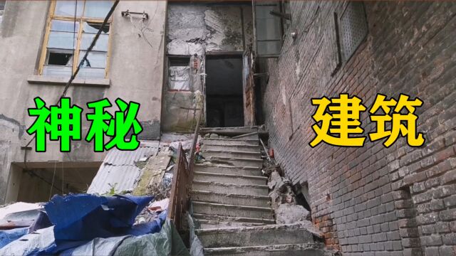 小伙去民国古宅探秘,有的坍塌已成废墟,看看在里面发现了什么?