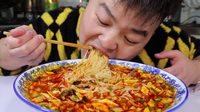 今天做陕西特色美食,岐山臊子面,一碗红油,香而不辣,酸爽