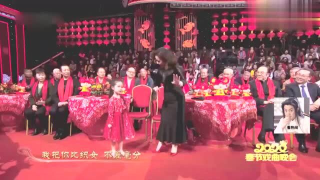 吴碧霞与女儿同台唱歌,女儿仅4岁一张口惊艳全场,气场不输妈妈