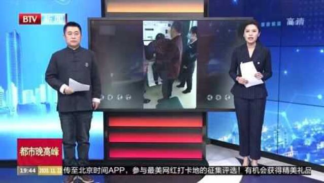 湖北随州:94岁老人被抱起进行激活社保卡 银行道歉