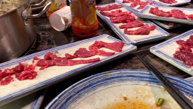 85元牛肉自助火锅,菜品新鲜丰富,开业大筹宾,热情的粉丝过来拍照